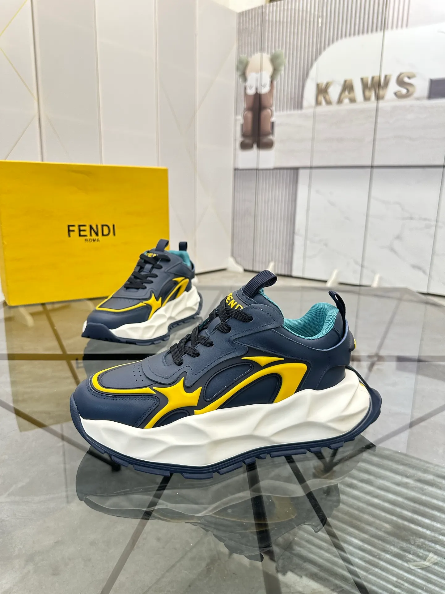 Men's shoes: 💰P580¥ Product trademark: Fendi* "Fendi*" low-top sports shoes Regular size: 39-44 (can be customized to 38.45.46) Product material: imported cowhide upper, breathable lining, original outsole. No.: 0008